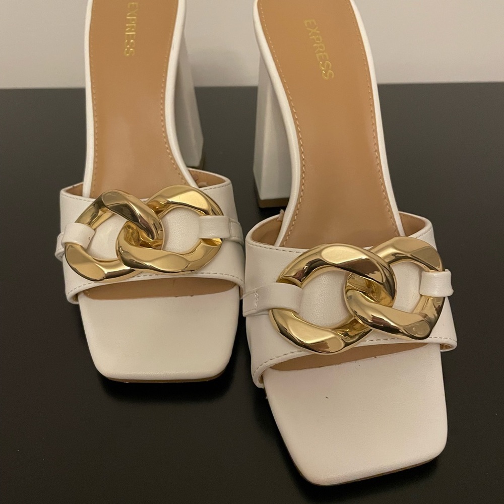 👗👠HOST PICK👗👠

Express Chic White and Gold Block Heeled Mules - Picture 3 of 6